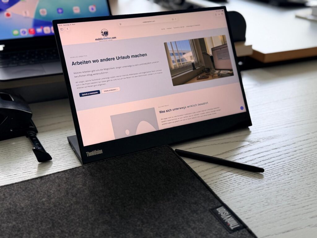 Lenovo ThinkVision M14t Gen 2 auf dem Schreibtisch mit mobilarbeiten.com auf dem Display