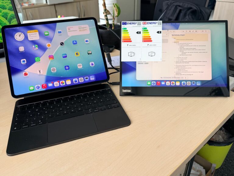Lenovo ThinkVision M14t Gen 2 neben einem iPad Pro beim mobilen Arbeiten